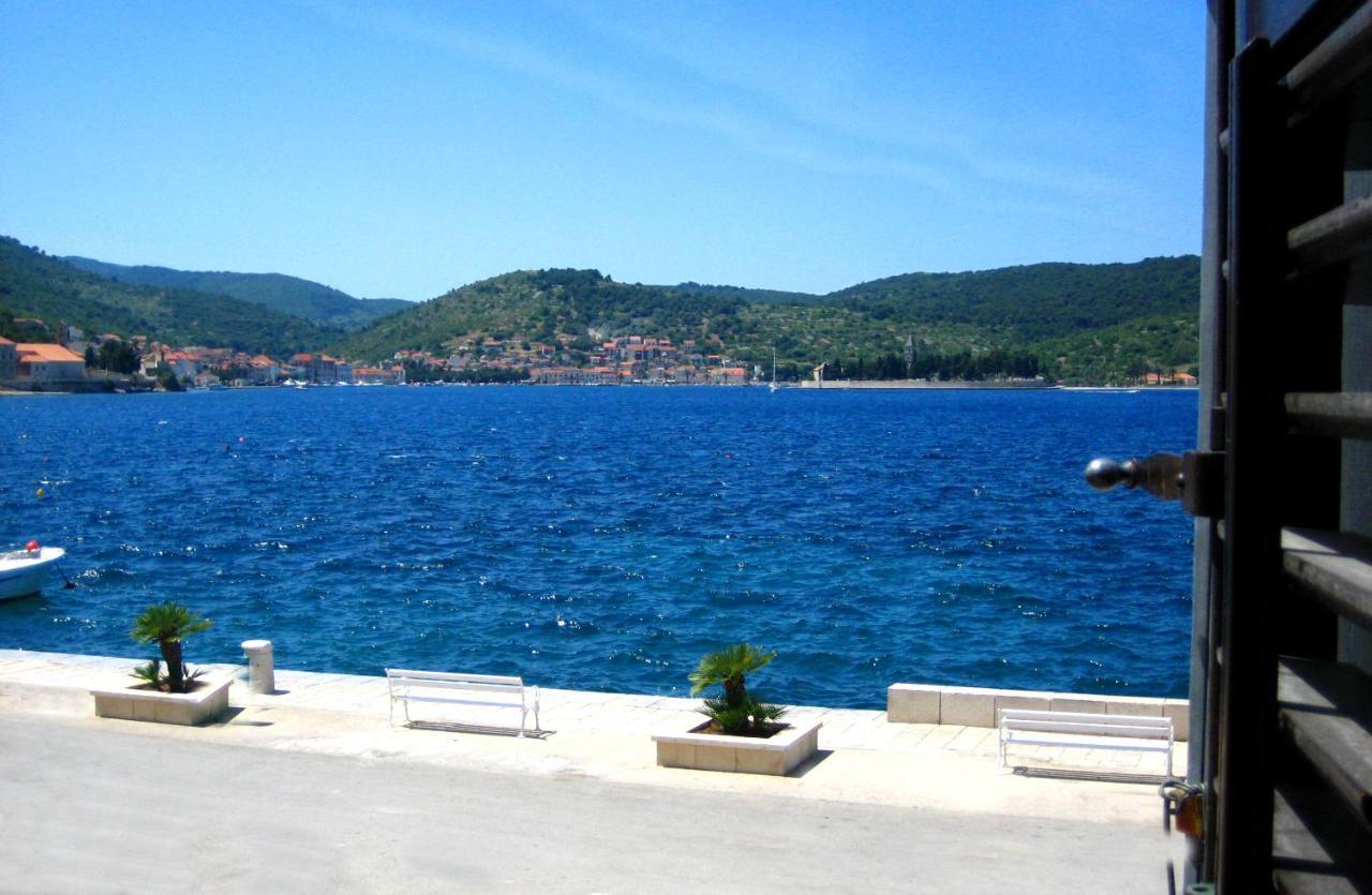 Apartman Uz More Vis Bagian luar foto