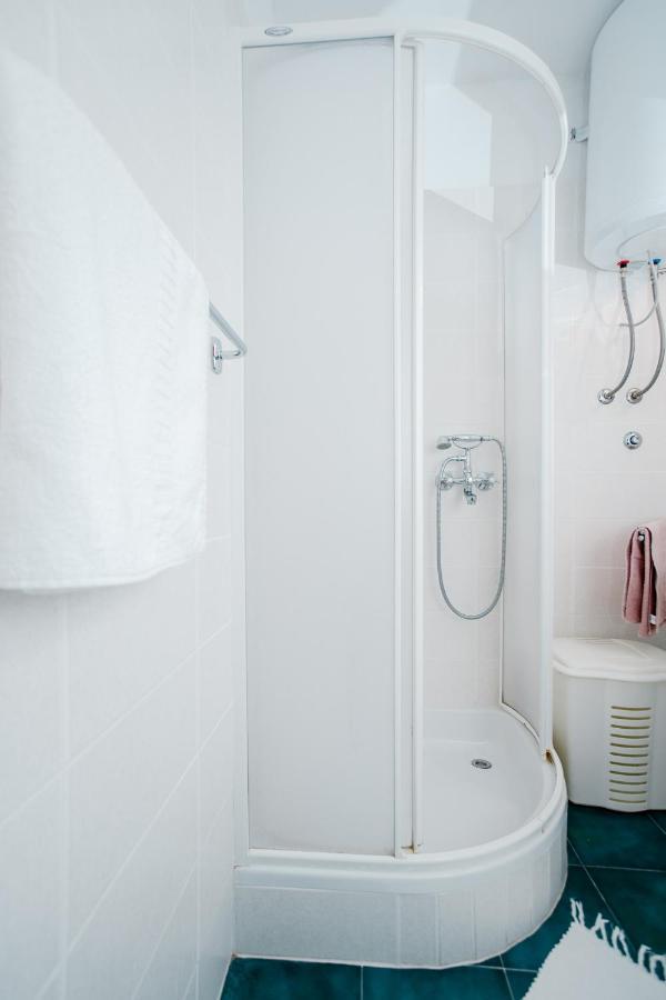 Apartman Uz More Vis Bagian luar foto