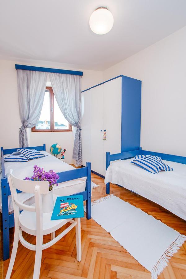 Apartman Uz More Vis Bagian luar foto