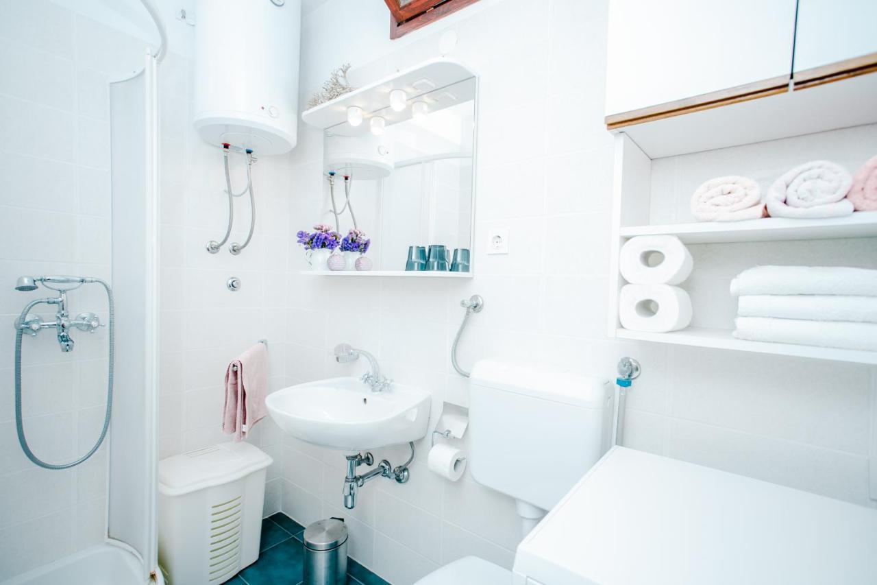 Apartman Uz More Vis Bagian luar foto